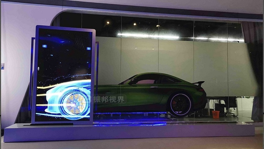 汽車展會(huì)中的透明滑軌屏展示效果